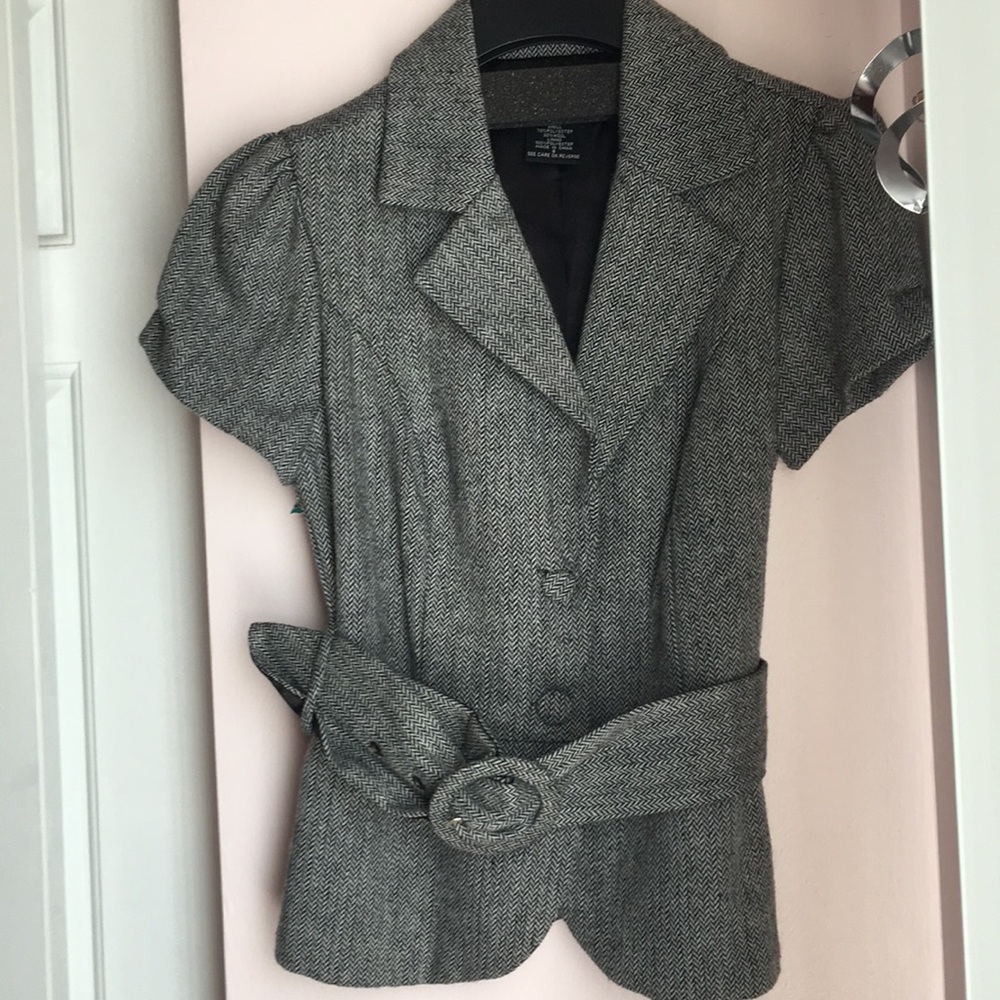 Herringbone short-sleeved blazer with belt.